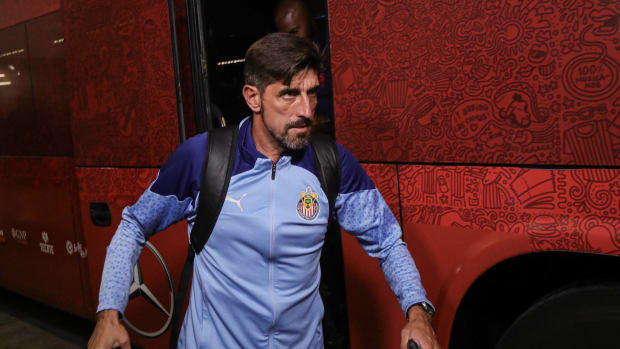 Paunovic con indumentario de Chivas bajando de autobus